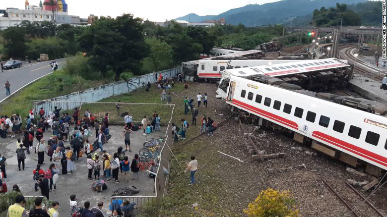 台湾列车脱轨伤亡惨重 事故原因仍在调查中