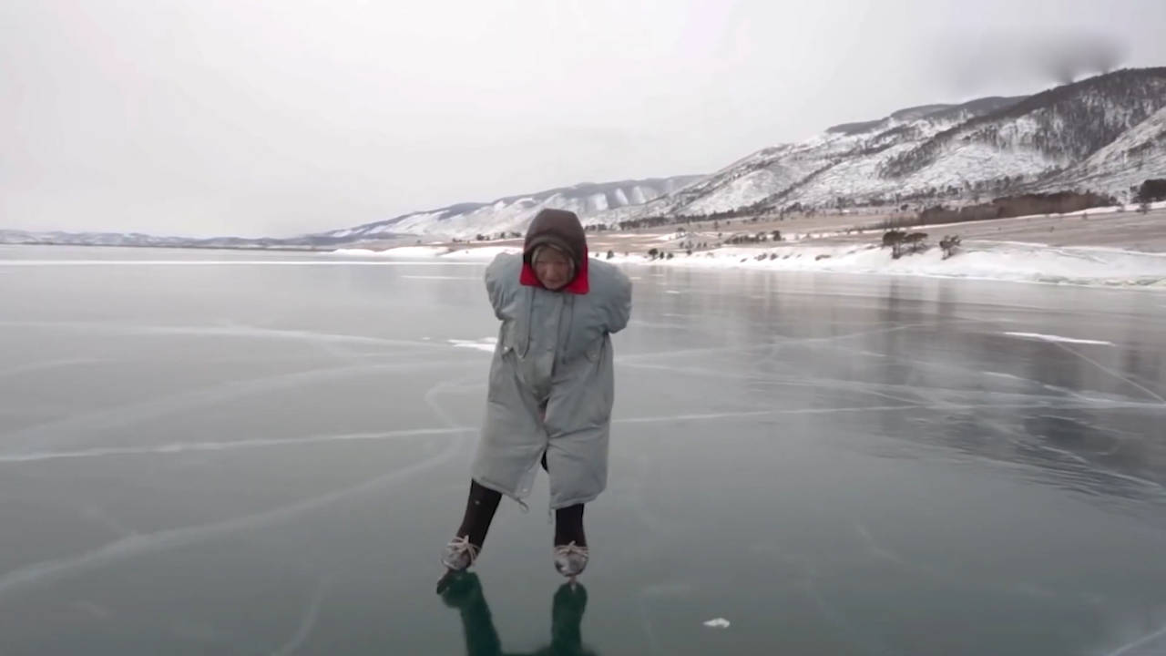 俄罗斯80岁老奶奶热爱滑冰 每天在贝加尔湖上优雅滑行