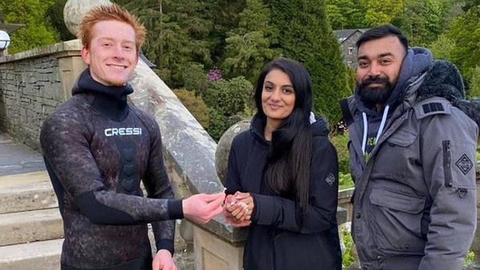 订婚戒指遗失在英国最大的湖底，自由潜水员在20分钟内帮忙找到