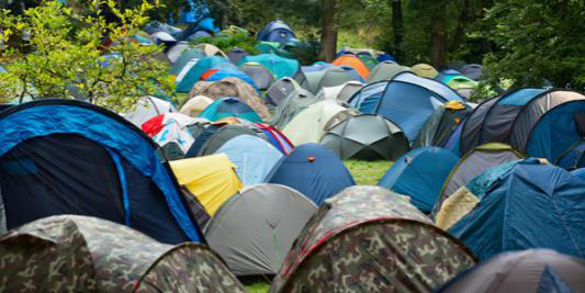 英国十万人音乐节狂欢后 留下“垃圾山”“帐篷海”