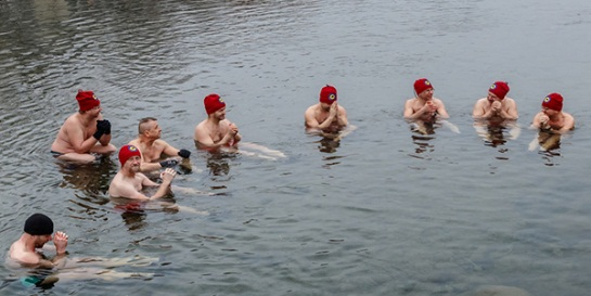 捷克举行传统冬泳比赛