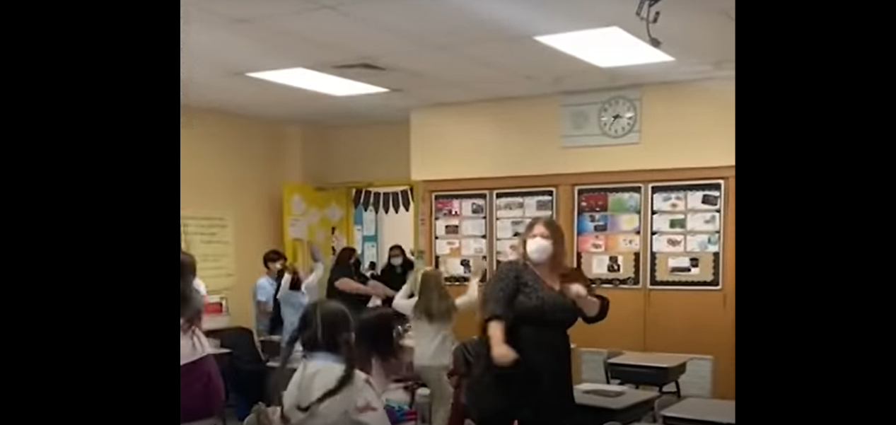老师加入学生一起跳舞