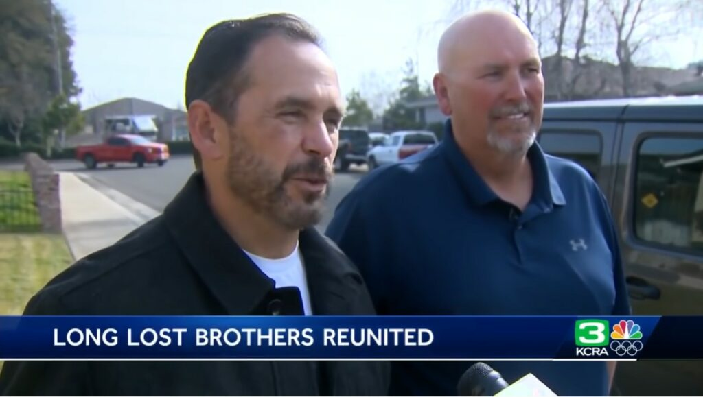 男子看电视新闻采访 意外发现失散多年的亲兄弟