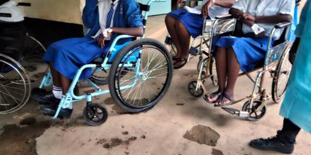 发烧呕吐、走路困难！肯尼亚一女子高中近百名学生患神秘疾病