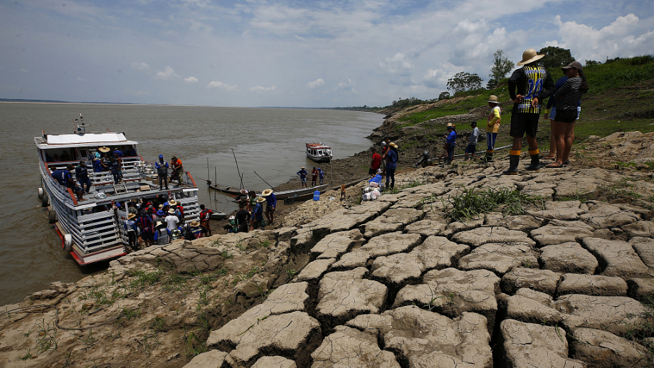 亚马逊雨林干旱肆虐  世界流量最大河旁居民排队取水