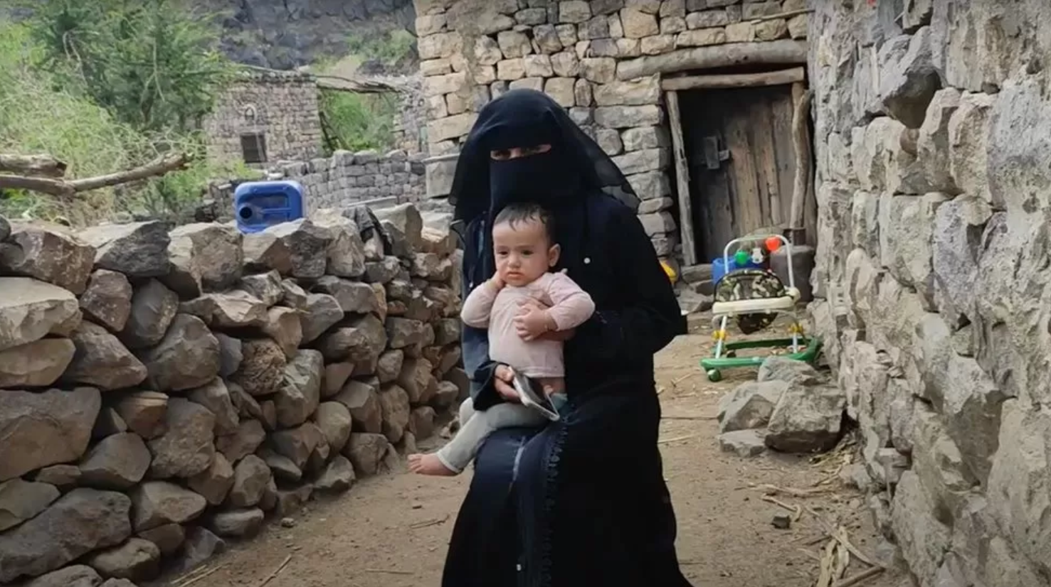 也门偏远山区医疗落后 孕妇骑骆驼数小时去医院分娩