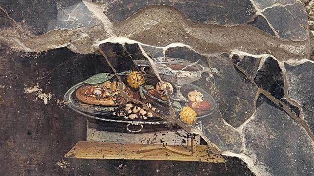 考古人员在庞贝古城发现一幅2000年前的“披萨”壁画