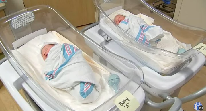 双胞胎男孩相隔40分钟出生，年龄却差“一岁”！