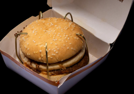 麦当劳汉堡放置九年无损，被制成胸针！